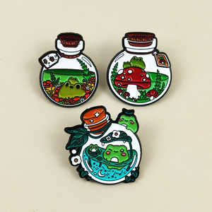 Spilla in metallo a forma di rana da cartone animato, personalizzata con pianta verde in bottiglia, distintivo a forma di animale, accessorio carino e versatile - Product Image 1