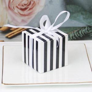 Caja <span class=keywords><strong>de</strong></span> Regalo <span class=keywords><strong>de</strong></span> Papel Rígido Plegable con Diseño <span class=keywords><strong>de</strong></span> Rayas Verticales Blancas y <span class=keywords><strong>Negras</strong></span> Cuadradas, Impresión Personalizada, para Dulces, con Cintas, en Oferta - Product Image 1
