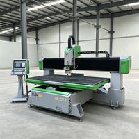 Machine de découpe CNC, routeur CNC équipé d'un dépoussiéreur et d'un brocheur haute vitesse pour le traitement continu de l'aluminium