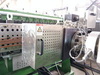 Machine de fabrication d'extrudeuse de profilés de fenêtres et portes en PVC