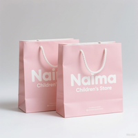 Sac en papier kraft rose de luxe personnalisé avec logo en relief argenté pour vêtements marques lunettes montres accessoire de mode
