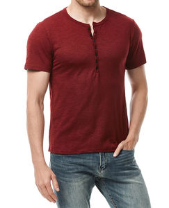 Vente en gros de chemise Henry d'été décontractée de couleur rouge unie à manches courtes pour hommes T-shirt graphique personnalisé de sport coupe ajustée - Product Image 2