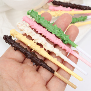 Bâtonnet de chocolat simulé fraise 9 cm, Bâtonnet de biscuit simulé, Bâtonnet de granulés de fausse collation pour vidéo courte, Accessoire de farce - Product Image 1