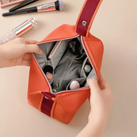 Pochette de maquillage en toile imperméable de luxe personnalisée, sac de toilette cosmétique tendance pour femmes, sac de rangement de voyage avec poignée