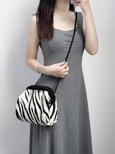 <span class=keywords><strong>กระเป๋า</strong></span>ผ้าถักโครเชต์เนื้อนิ่มสำหรับผู้หญิงกระเป๋าถือหรือกระเป๋าสะพายคาดลำตัวกระเป๋าคลัทช์รูปเกี๊ยวกระเป๋าเครื่องสำอาง<span class=keywords><strong>กระเป๋า</strong></span>แต่งหน้า - Product Image 2