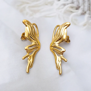 ต่างหูผีเสื้อสแตนเลสสุดชิคสำหรับผู้หญิง สไตล์ทอง 18K ดีไซน์ผีเสื้อเหล็ก 3 มิติ เครื่องประดับหวานและเท่สำหรับใส่ทุกวัน - Product Image 1