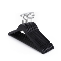 Venta al por mayor percha de madera de un solo nivel soporte de Metal Vintage Hotel ropa para adultos traje colgante logotipo personalizable tienda uso tela