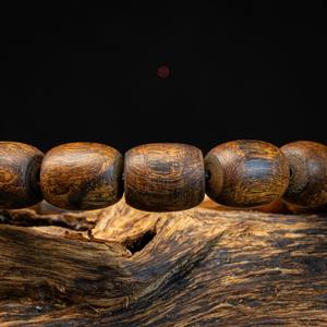 Bracelet Lu Thong en bois d'agar vieilli, rare et vintage, entièrement coulant, perles authentiques en bois d'oud ancien « Ruc » en forme de baril - Product Image 2