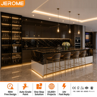 Armoire de cuisine sur mesure Jerome Factory, design luxueux, finition brillante, couleur moka foncé, style moderne et élégant, avec îlot en marbre