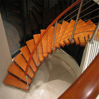 Elegante Wendeltreppe mit Naturholzstufen für Hochwertige Häuser