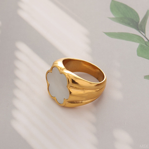 <span class=keywords><strong>Bague</strong></span> tendance en acier inoxydable plaqué or 18 carats avec motif fleurs et coquillages <span class=keywords><strong>pour</strong></span> <span class=keywords><strong>femme</strong></span> – Fabricant de bijoux personnalisés - Product Image 1