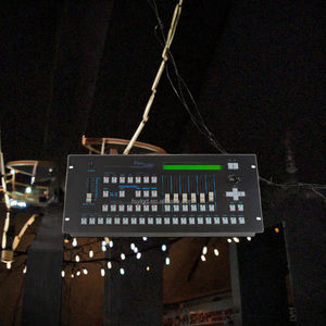 Contrôleur DMX d'éclairage de scène Pilot 2000 Console DJ à connexion filaire à 4 canaux avec charge maximale de 200W - Product Image 3