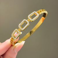 Nouveau Bracelet Jonc en Acier Inoxydable Plaqué Or 18 carats PVD avec Breloques Zircon Trèfle Papillon Cœur, Bracelet Jonc Tennis Massif pour Femme avec Lettres et Zircons Cubiques