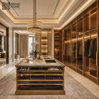 Suite de dressing de luxe saoudienne avec armoires en verre à accents dorés et grand îlot de rangement pour bijoux