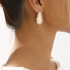 Boucles d'oreilles Design chic Texture de lave irrégulière Boucles d'oreilles pour femmes - Product Image 3