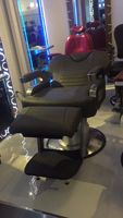 Chaise de barbier moderne à hauteur réglable hydrauliquement et rotation à 360 degrés pour salon de coiffure et atelier