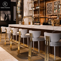 Tabouret de bar moderne en tissu haut de gamme avec pieds plaqués or de luxe, chaise haute contemporaine pour villa de luxe, hôtel, club, manoir