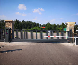 Portail Coulissant Commercial Électrique Automatique pour Voie d'Accès QG-L1451 en Aluminium, Portail Pliant Autoportant Standard à Ouverture Automatique - Product Image 3