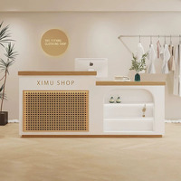 Comptoir de caisse en bois minimaliste et durable pour salon de manucure et magasin de vêtements