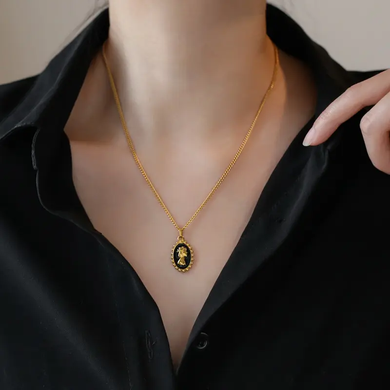 2021 Not Fade Epoxy Black Enamel Elizabeth Baroque Pendant Necklace Long Vintage Titanium Steel 18 K Gold Plated Chain Woman