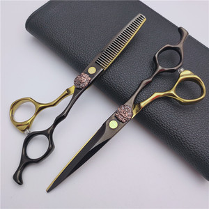 กรรไกรตัดผมแบล็คโกลด์ 6.0 นิ้ว กรรไกรซอยผม สแตนเลส ใบมีดคม ด้ามยาว กรรไกรแบบแบน สำหรับใช้ในร้านเสริมสวย - Product Image 4