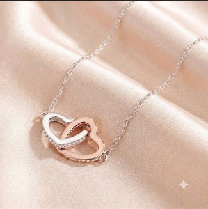 เครื่องประดับคอรูปหัวใจสองสีที่มีเสน่ห์ ดีไซน์เชื่อมต่อกัน ฐานสีเงิน ตกแต่งด้วยการชุบสีขาวและโรสโกลด์ สำหรับใช้ในชีวิตประจำวัน - Product Image 1