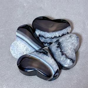 Vente en gros de pierres naturelles polies en agate noire à rayures en forme de cœur, pour la décoration de la maison et les cadeaux de fêtes - Product Image 6