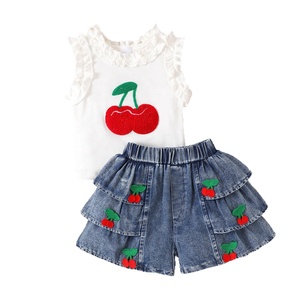 Abbigliamento estivo per bambina, completo due pezzi con top senza maniche con stampa ciliegie e volant e pantaloncini in denim a balze. - Product Image 5