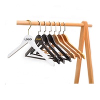 Cintres en bois massif à épaules larges antidérapants avec logo personnalisé pour costumes, manteaux et vêtements pour hommes – Marron, Noir, Blanc