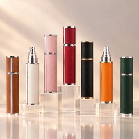Flacon vaporisateur de parfum portable 10 ml en cuir PU, atomiseur de voyage rechargeable, conteneur cosmétique avec accents métalliques argentés