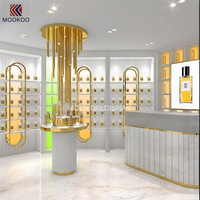 Étagère à parfums avec accents dorés, présentoir élégant