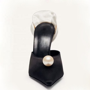 Sandales élégantes pour femmes, grande taille 45, à fleurs 3D et perles, en microfibre, à talons aiguilles fins, mules à coupe large - Product Image 4