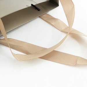 Bolsas de Regalo Grandes y Resistentes de Papel Blanco para Toda Ocasión, Bolsas de Regalo con Asas Impresas en Flexografía de Estilo Clásico - Product Image 5