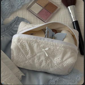 Japanese-style delicate lace toiletry bag, portable travel lipstick organizer, large-capacity zippered pouch for women's - Product Image 1