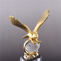 Trophée personnalisé en métal doré en forme d'aigle avec base en cristal, idéal pour les cadeaux d'entreprise, souvenirs et artisanat
