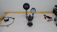 High-Accuracy Portable Measuring Instruments Pump with LCD Display, 0-600 PSI Range for Oil/Water/Gas