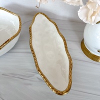 Service de table luxueux en céramique avec bordure dorée, assiettes, assiettes à fruits et à pâtisserie, assiettes à steak pour dîner occidental en hôtel.