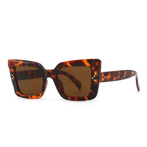 Gafas de Sol de moda Retro de diseñador 2024 con marco de PC cuadrado grande decoraciones de remache de ojo de gato marco transparente para hombres y mujeres