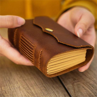 AIGUONIU Planificateur d'Affaires Personnalisable Vintage Couche Supérieure Cahier en Cuir de Vache 100 Intérieur Graffiti Journal Mini Journaux Logo en Cuir