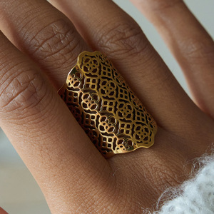 Bague tendance en acier inoxydable plaqué or 18 carats, design large en dentelle, style bohème, bijou unisexe, accessoire de fête - Product Image 2