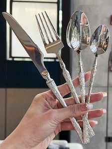 Ensemble de couverts en métal faits à la main élégants pour une présentation raffinée des restaurants et des tables d'hôtel - Product Image 2