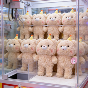 Venta al por mayor de juguetes de peluche de 8 pulgadas de dibujos animados de anime para niños, oso de peluche lindo y esponjoso con sombrero de fiesta, juguetes de animales de peluche para máquina de garras - Product Image 1
