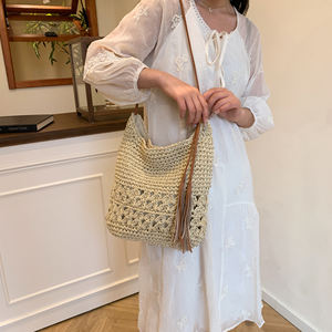 Bolso de mano coreano bohemio con tres perlas de ganchillo de paja para vacaciones en la playa con flecos, bolso de hombro informal - Product Image 5