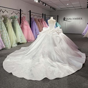 1576 ชุดแต่งงานผ้าซาตินสีงาช้างสุดเก๋ แต่งลูกไม้ลายหวาน พร้อมระบาย - Product Image 3