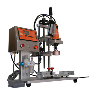 Máquina <span class=keywords><strong>de</strong></span> apriete y tapado <span class=keywords><strong>de</strong></span> <span class=keywords><strong>botellas</strong></span> <span class=keywords><strong>de</strong></span> <span class=keywords><strong>vidrio</strong></span> <span class=keywords><strong>de</strong></span> plástico pequeña semiautomática - Product Image 4