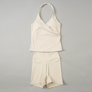 Top Halter con Cuello en V Cruzado y Corte Ajustado, Fabricantes OEM Personalizados, con Conjunto Deportivo para Mujer - Product Image 5