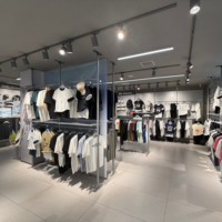 Yihe Luxe : Service Personnalisé Clé en Main pour Présentoirs Muraux DIY en Métal pour Vêtements et Chaussures, Autoportant et Facile à Assembler