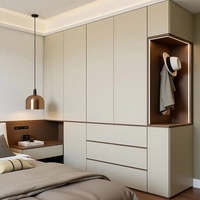 Dressing de luxe avec design bicolore, table de chevet intégrée et commode personnalisable