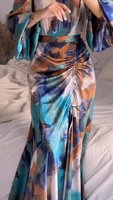 Nouvelle Abaya élégante mi-longue à manches longues, faite à la main, avec taille plissée amincissante et motif tie-dye aquarelle exotique, collection automne 2025 populaire