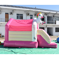 Château gonflable rose en PVC avec toboggan et aire de saut, thème ferme ou licorne, pour fêtes en extérieur dans la cour